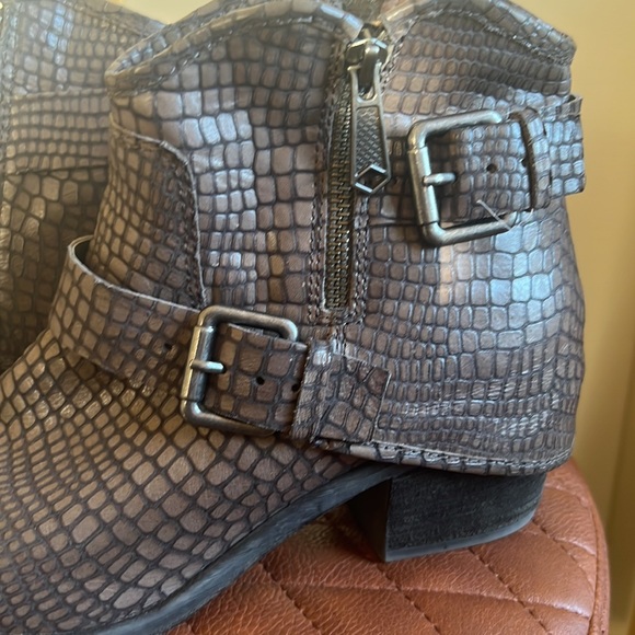 Leather/Croc Donald Pliner Booties sz 9 M - Picture 2 of 2
